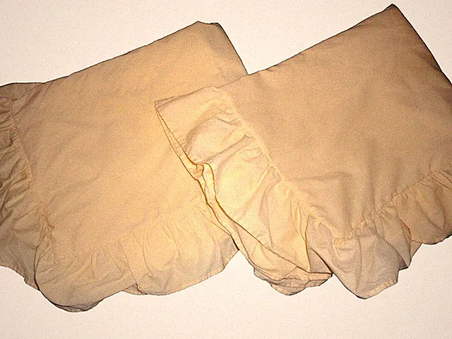 J.C. PENNEY PRETTY YELLOW RUFFLED (2) STANDARD PILLOWS SHAMS 21X27